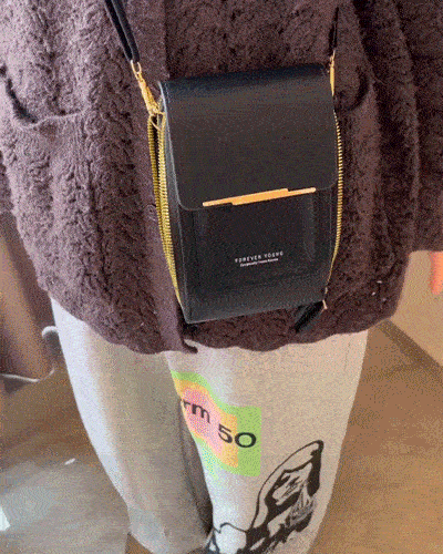 Demostración de uso de la bolsa cruzada táctil